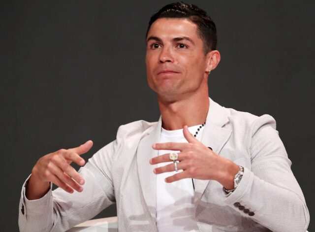 Cristiano Ronaldo aterrizó en Lisboa y prometió novedades esta misma tarde