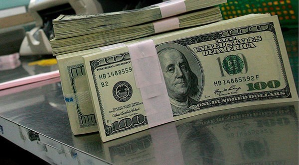 El valor del dólar sigue en aumento y pasó los 49.000 bolívares