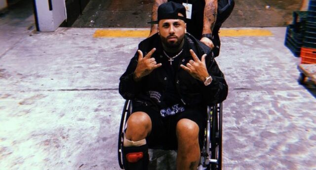 Nicky Jam ofreció concierto sentado debido a una lesión en el tobillo