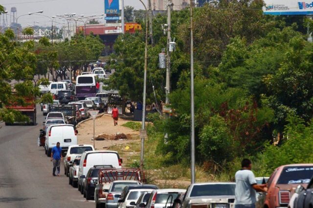 Escasez de gasolina llega a la capital: pocas estaciones de servicio abiertas