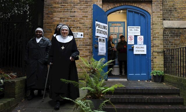 En el Reino Unido frío decembrino no asusta a los votantes cuando está en juego el brexit