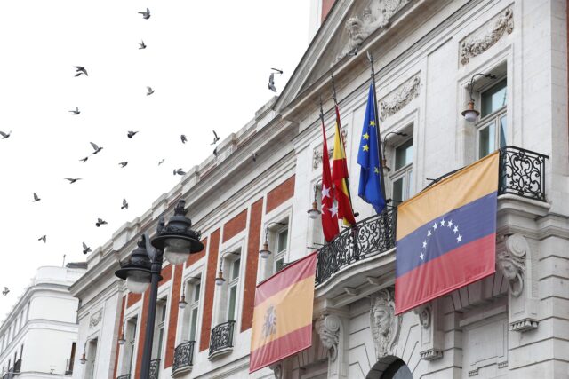 La Real Casa de Correos luce la bandera de Venezuela para recibir a Guaidó