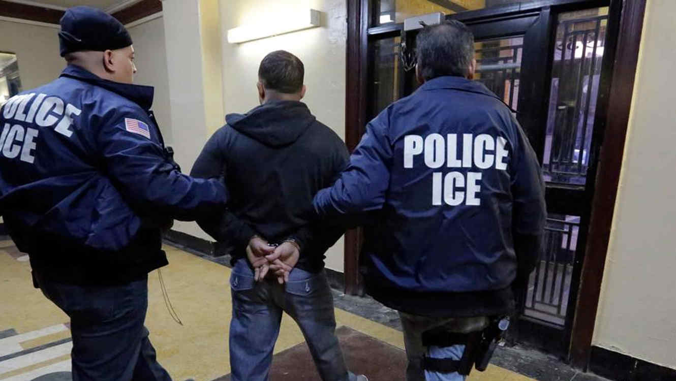 Juez de EE UU bloquea los arrestos de ICE en tribunales de inmigración de Nueva York