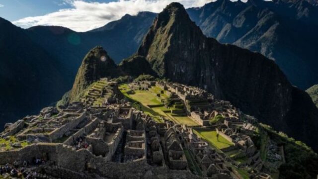 Machu Picchu: los turistas que serán expulsados de Perú por "dañar un muro de la ciudadela inca"