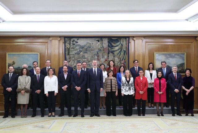 Nuevo gobierno español, de coalición de izquierda, toma posesión ante el rey