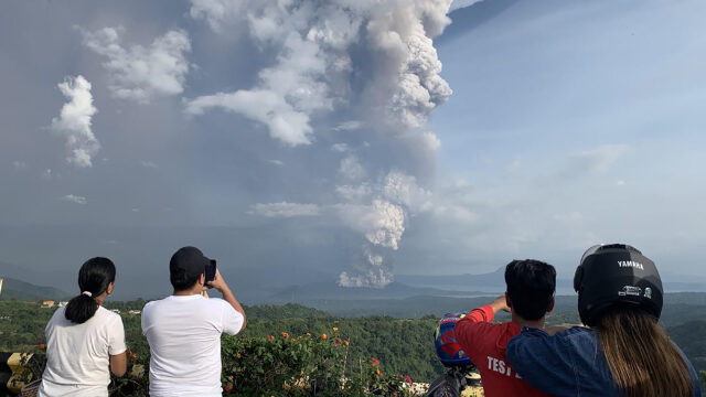 Evacuan a miles de personas en Manila por la actividad de un volcán