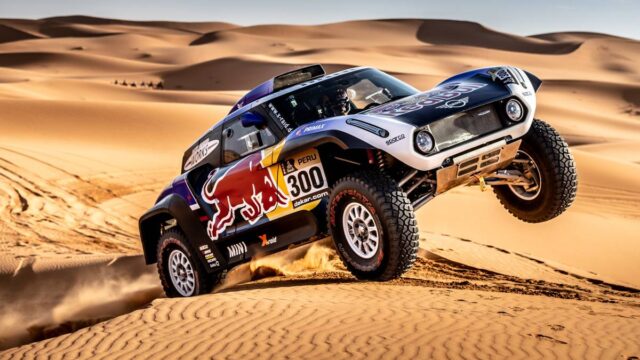 Carlos Sainz lleva la batuta en el rally Dakar, que hoy descansa