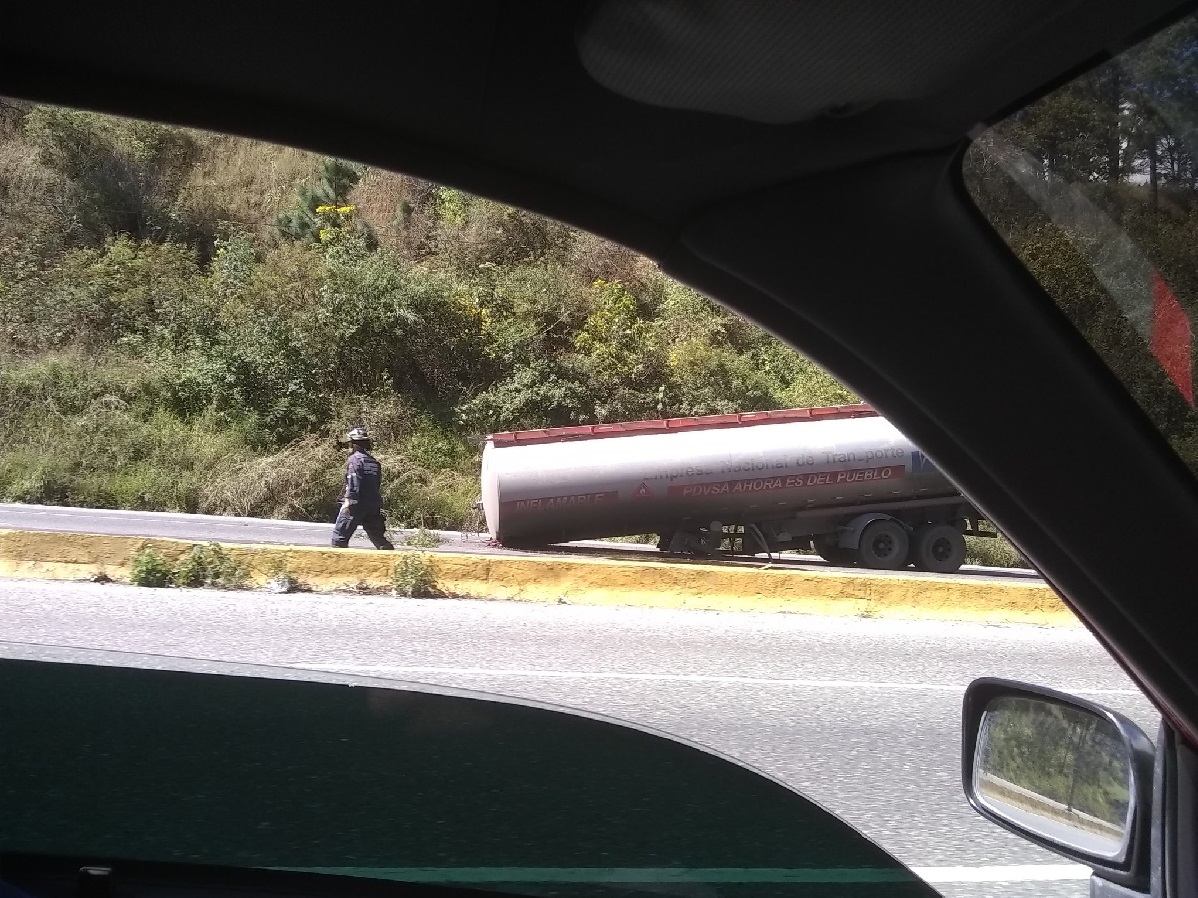 Cierran la Autopista Regional del Centro por derrame de combustible