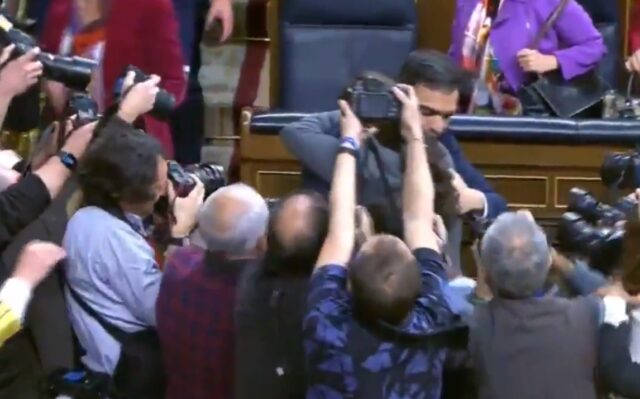 El abrazo entre Pedro Sánchez y Pablo Iglesias tras formar gobierno