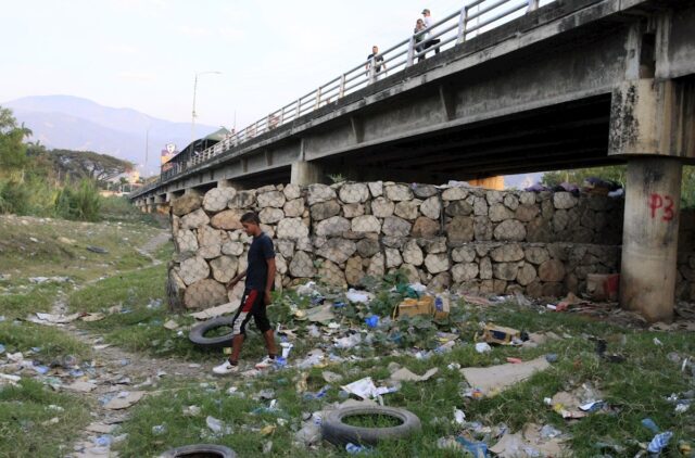 El puente Simón Bolívar se ha convertido en un muro donde chocan los sueños del venezolano