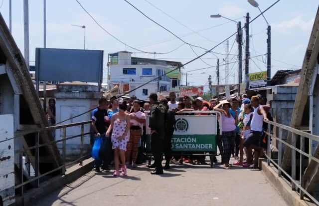 [VIDEOS] Familias huyen hacia Venezuela por enfrentamientos entre el ELN y Los Rastrojos en la frontera
