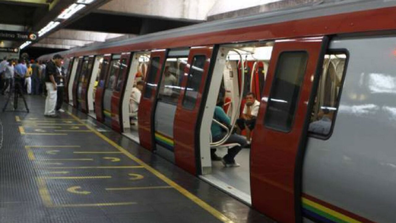 Tren sin tracción obligó a usuarios del Metro a caminar por los túneles
