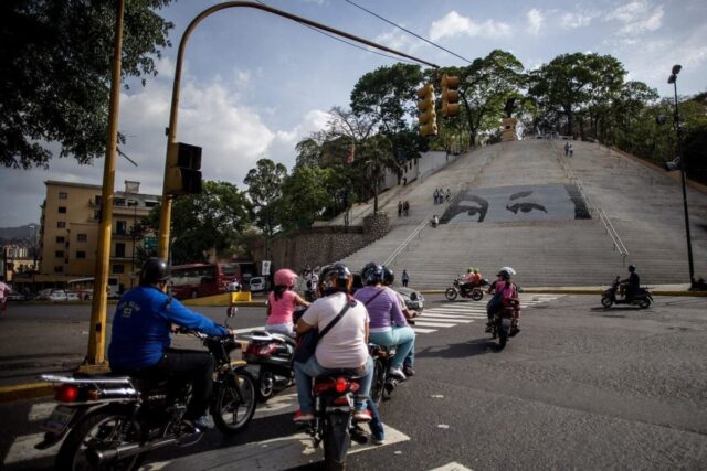 [FOTO] Universitarios desplegaron pancarta en las escaleras de El Calvario en contra del régimen