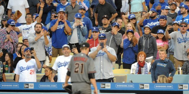 Fans de Dodgers y Yanquis se unen para abuchear a los Astros