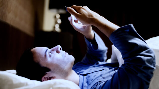 ¿Causa insomnio usar el celular en la cama?