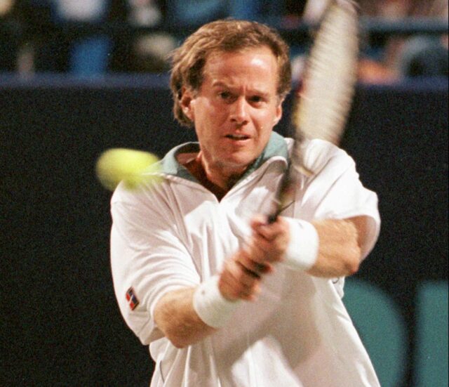 Patrick McEnroe tiene covid-19 pero asegura sentirse bien