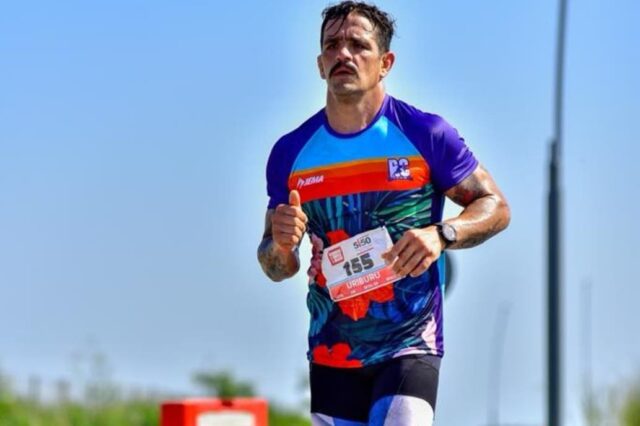 Atleta corrió 21 kilómetros en su apartamento para entrenarse