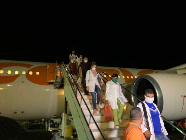 Régimen informó la llegada de 137 médicos cubanos para atender el coronavirus