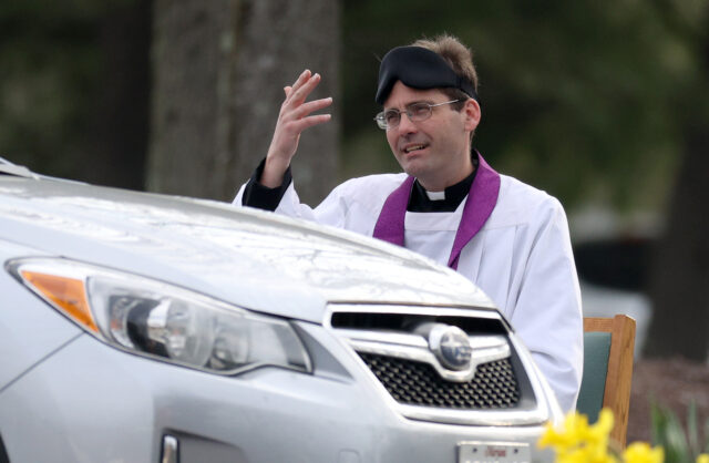 Tras cierre de iglesias, sacerdote ofrece confesiones a automovilistas en EE UU