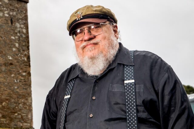 George R. R. Martin asegura que está aislado y escribiendo todos los días