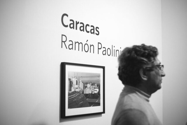 Ramón Paolini fotografía la ciudad posible en "Caracas. A doble página"