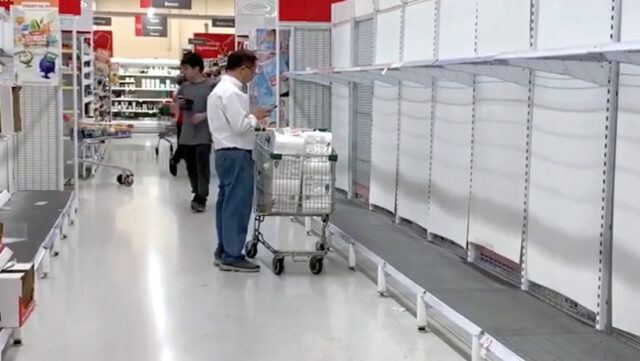 Papel higiénico y condones para pulsar botones: las insólitas compras por el coronavirus