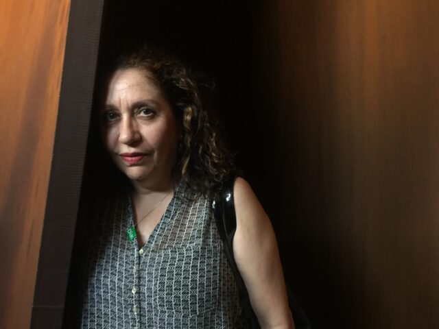 Edda Armas presenta en Caracas su libro Fruta hendida