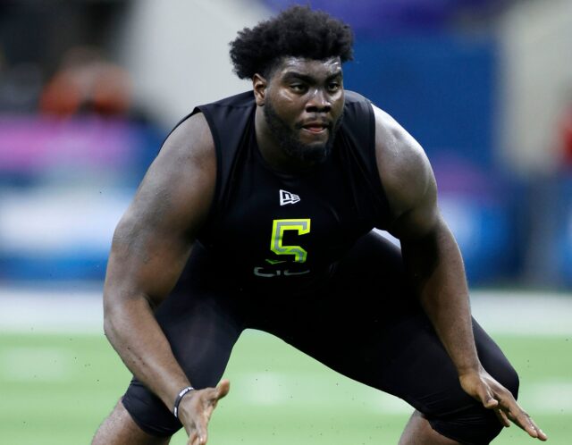 Jugador de la NFL pesa 165 kg y corre más que Brady