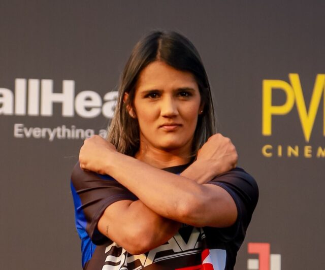 Luchadora de MMA atrapa a un acosador hasta que llega la policía