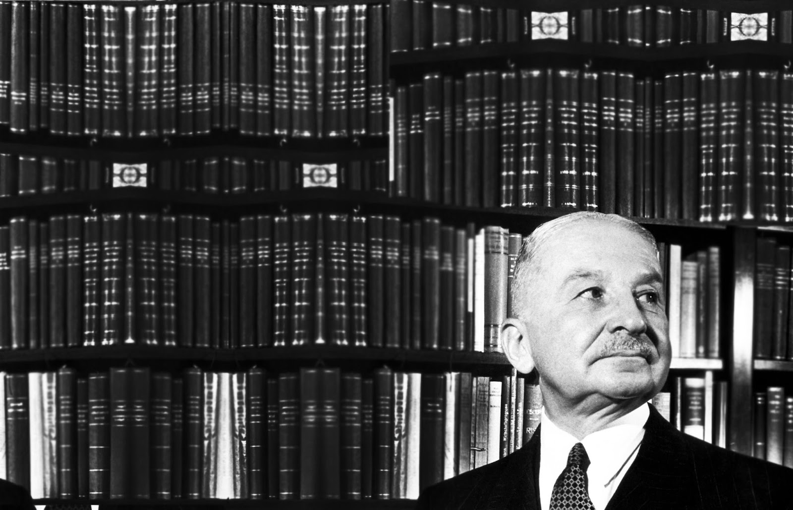 Cover image for El Nacional y Cedice presentan colección de ensayos Clásicos Contemporáneos
