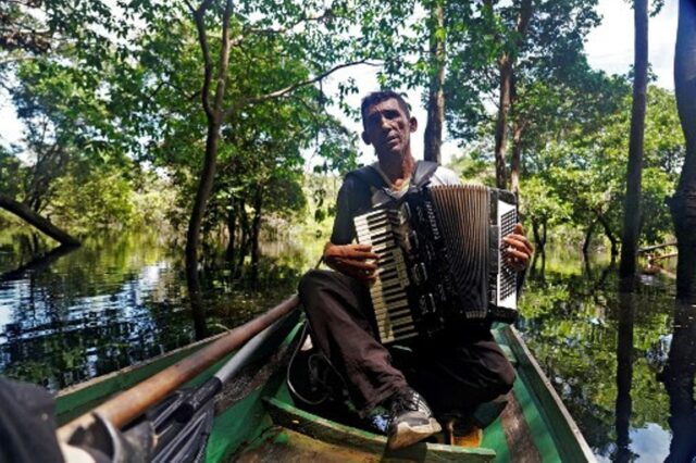 Eder el acordeonista, un símbolo de resistencia de la Amazonia brasileña