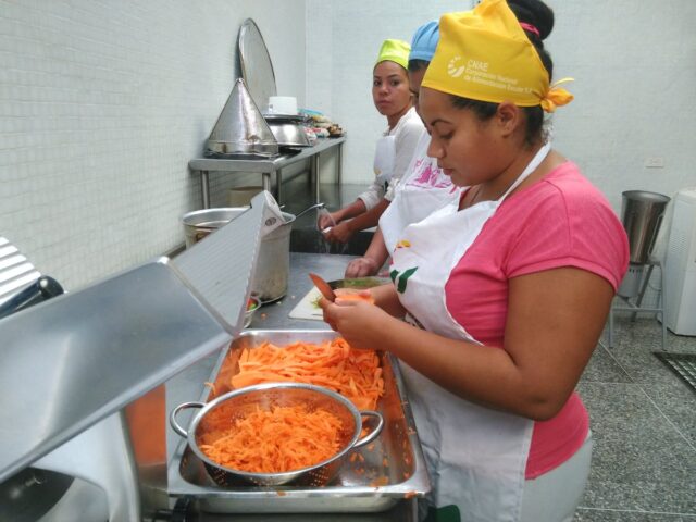 Bajo amenaza de despido: cocineras de escuelas en La Guajira deben ir a trabajar sin protección contra el coronavirus