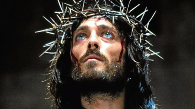 Qué fue del actor Robert Powell, el protagonista de Jesús de Nazareth
