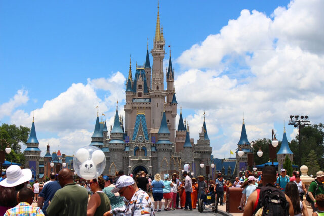 Disney World y otros parques temáticos en Florida reabrirán entre junio y julio