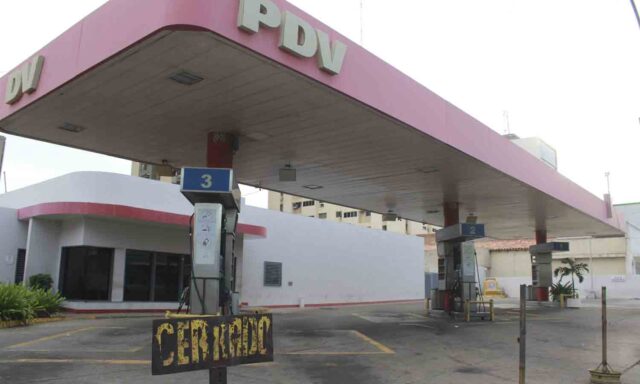 En un sector de Caracas habitantes optan por extraer gasolina de una estación en forma insólita