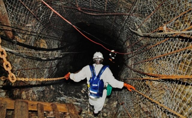 Cerraron la mina de oro más profunda del mundo por detección de  164 casos de covid-19