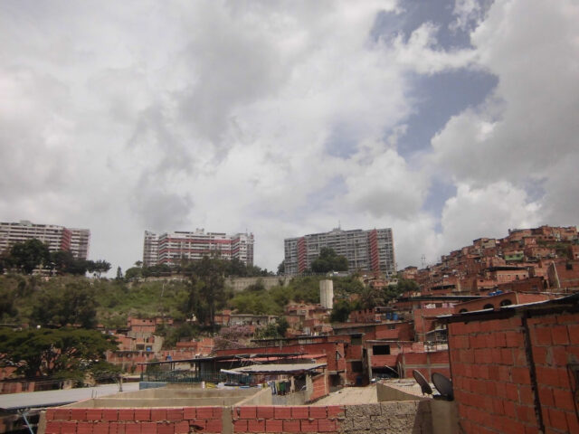 Así quedó edificio en Los Magallanes de Catia tras una explosión de gas metano