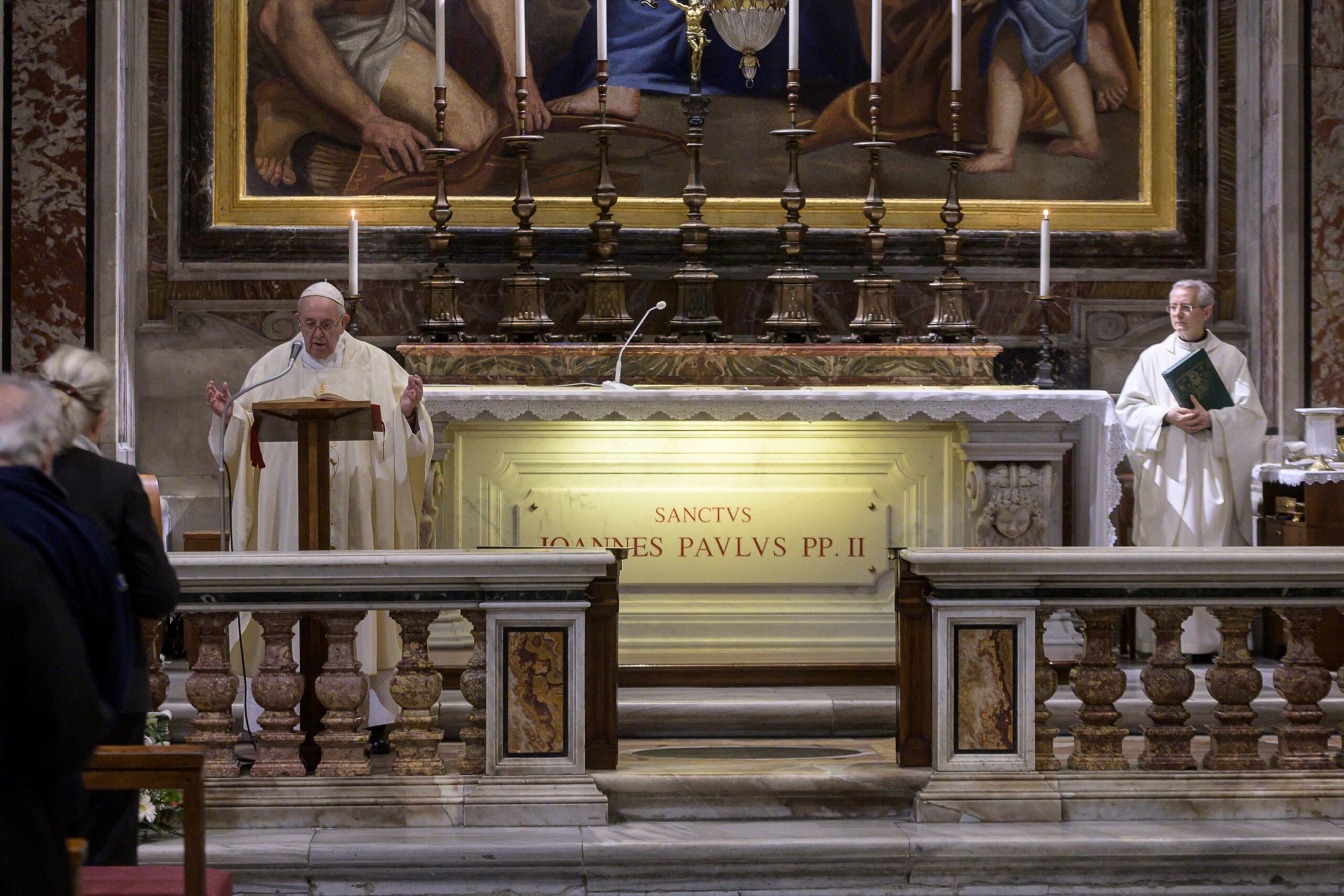Misa del papa con fieles por el centenario de Juan Pablo II