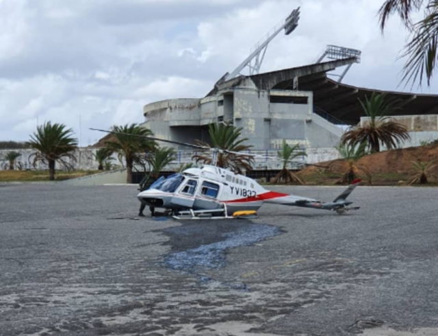 Un helicóptero aterrizó de emergencia en un estadio de beisbol en Bolívar