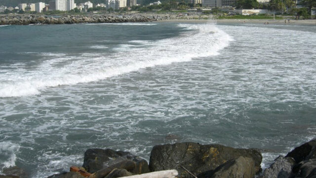 Reportaron fuerte oleaje en playas de La Guaira este sábado