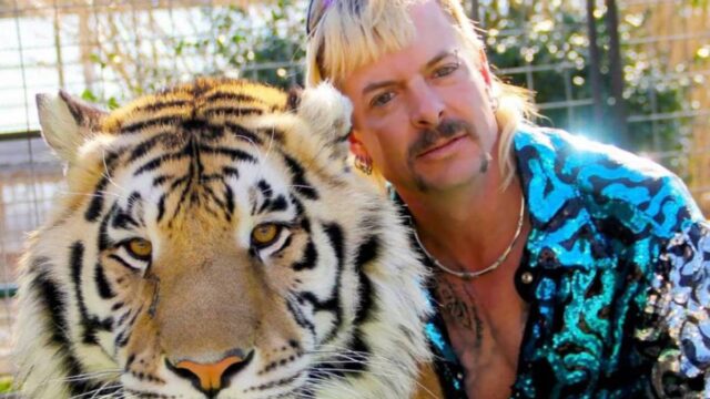 Una multitud de personas acude a la reapertura del zoológico de Tiger King