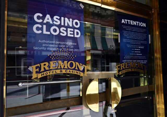 Las Vegas desolada espera con incertidumbre la reapertura