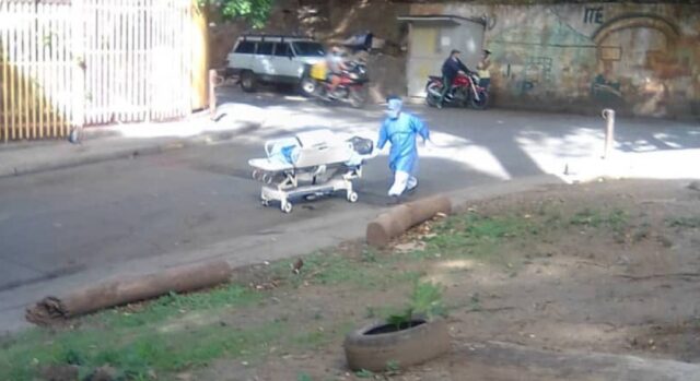 Así trasladan a los cadáveres del hospital Los Magallanes de Catia ante la falta de ascensor