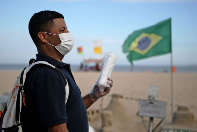 Río de Janeiro reabre centros comerciales y bares a pesar de las cifras récord de contagios