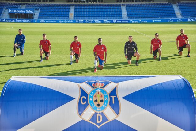 Futbolistas del Tenerife se arrodillaron en el césped para rechazar el racismo