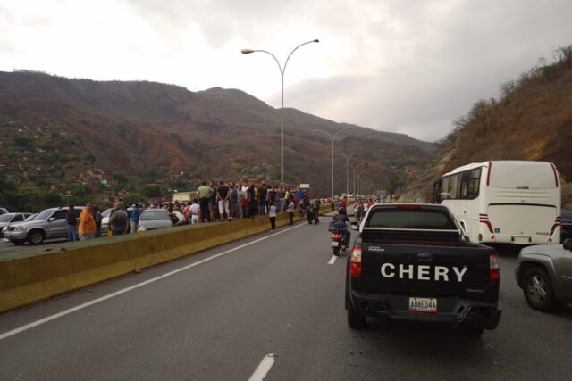 Conductores cerraron en ambos sentidos la Gran Mariscal de Ayacucho por gasolina