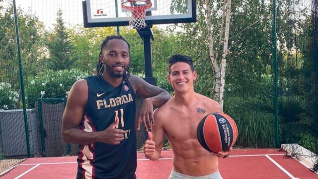 James Rodríguez se distrae jugando baloncesto mientras se define su futuro