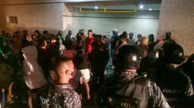 Habitantes de San Bernardino protestaron frente al hotel donde alojaron a un grupo de retornados