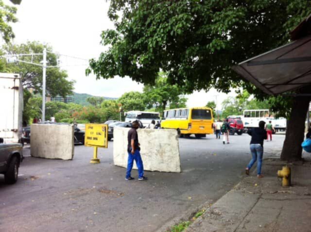 Con placas de concreto imponen el confinamiento en El Valle