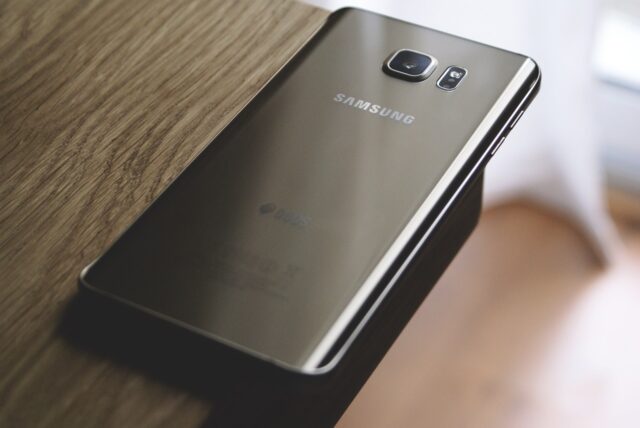 Samsung estudia no incluir el cargador en la caja de sus teléfonos